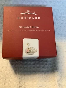 HALLMARK 2018 Splendido Cigno - Ornamento Premium Porcellana - QK6403 - NUOVO CON SCATOLA - Foto 1 di 13