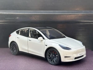 Tesla Model Y bianco 1:24 modellino di auto pressofusa con azione pull-back, suono e luce. - Foto 1 di 2