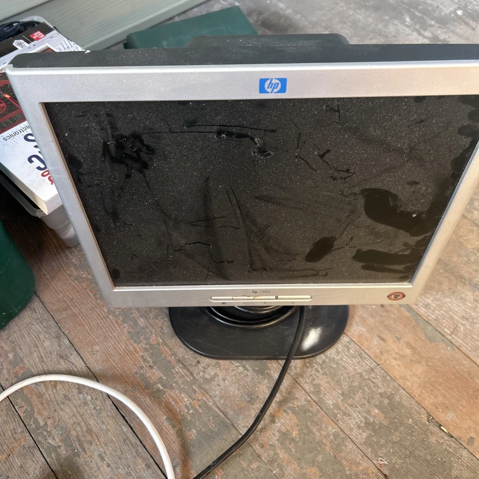 HP 1502 15-inch Flat Panel Monitor VGA, Space-Saving Square Screen-Good Cond. - Image 1 of 3