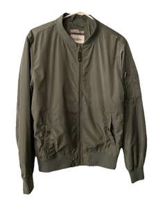 Chaqueta cortavientos Goodfellow para mujer resistente a la lluvia ligera verde mediana - Imagen 1 de 8