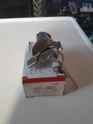 CHRYSLER/DODGE IGNITION LOCK CYLINDER WITH KEYS - Image 1 of 4