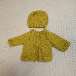 Puppenkleidung 2 tlg Set Neu Gr 40/45 cm Farbe Senf Strickjacke Mütze .Pulli - Bild 1 von 5