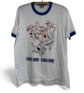 Vintage Ringer 1985 Chicago Cubs Win Harry Carey Hanes T-Shirt Size XL USA - Bild 1 von 6