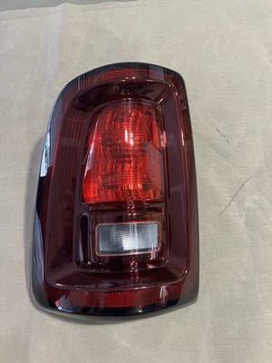 OEM | 2025 Ram 2500 3500 luz trasera halógena (izquierda/conductor) Foto 1 de 4