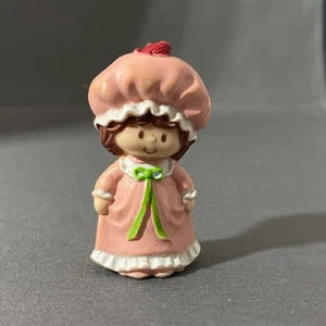 Mini figura de PVC Strawberryland Miniatures Strawberry Shortcake en camisón 1981 - Imagen 1 de 7