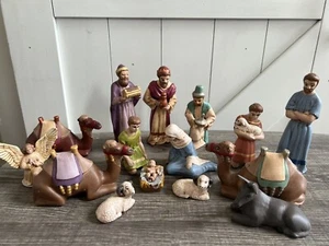Juego de 15 estatuillas de cerámica belén pintado a mano pesebre Sagrada Familia de colección - Imagen 1 de 23