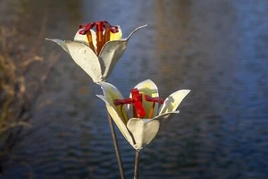 Hand-crafted Metal Lily - Picture 1 of 2