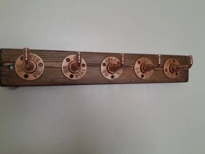 Gancho de pared industrial de 15 mm para tubería de cobre montado en madera, la más alta calidad Foto 1 de 4