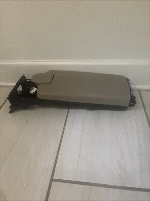 Mercedes CLS 550 E 550 W212 2010-2018 consola central reposabrazos pequeño defecto  Foto 1 de 4