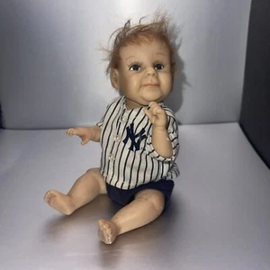 Bambola Ashton Drake New York Yankees "Take Me Out to the Ballgame" - Foto 1 di 6