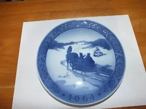 VINTAGE ROYAL COPENHAGEN 1964 FETCHING THE CHRISTMAS TREE 7.25" DIAMETER PLATE - Picture 1 of 3