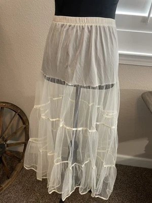 Enagua de red marfil vintage deslizable con niveles completos años 60’s nailon satinado hecha en EE. UU. S Foto 1 de 4