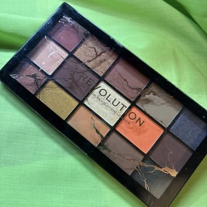 Revolution Reloaded Eyeshadow Palette Glorified - new and sealed - Picture 1 of 3