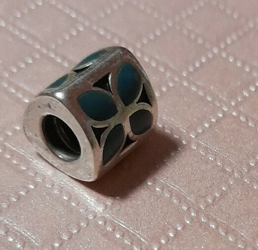 Pandora Blu Petali Fiore Ciondolo Smaltato 790437EN01 fuori produzione  - Immagine 1 di 3