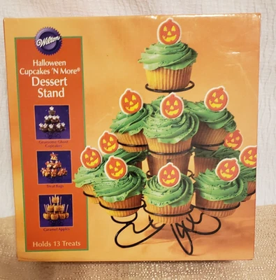 Nuevo Wilton Halloween Cupcakes 'N More Postre Soporte de 3 Niveles para 13 Golosinas Foto 1 de 4