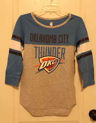 NUEVO CON ETIQUETAS Oklahoma City Thunder NBA UNK 3/4 Manga Cuello Redondo Algodón Camiseta Mujeres S Foto 1 de 4