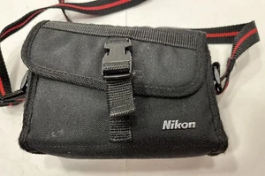 Estuche para cámara Nikon negro de nailon con correa a rayas negras y rojas sobre el hombro - Imagen 1 de 9