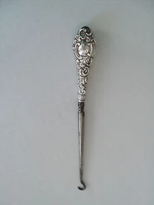 WONDERFUL 19th C. ENGLISH CHASED STERLING SILVER BUTTON HOOK w/ SCROLL DESIGN - Picture 1 of 11