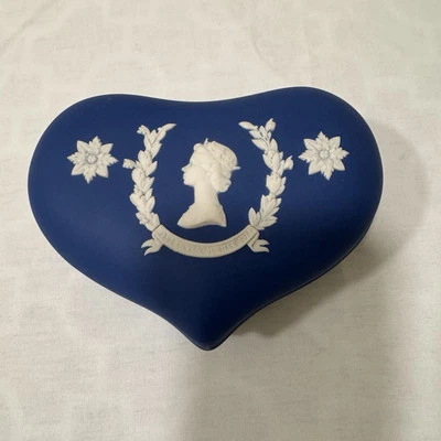 WEDGWOOD, 1952-1977 QEII СЕРЕБРЯНЫЙ ЮБИЛЕЙ С КРЫШКОЙ «Сердце» коробка королевский синий Англия - Изображение 1 из 4