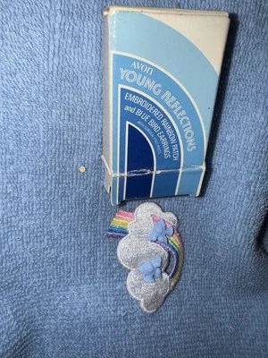 Parche arco iris bordado vintage Avon Young Reflections 1982 y oreja de pájaro azul Foto 1 de 4