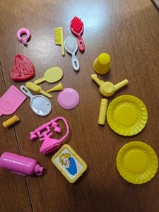 Mattel Barbie Puppe Zubehör rosa Haus Küche Teller Tassen Krug Konvolut - Bild 1 von 1