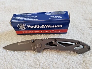 SMITH & WESSON 400 SKELETONIZED POCKET KNIFE - Picture 1 of 3