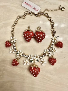 Betsey Johnson Erdbeere weiß Lilie Blume Strass Halskette Set mit Geschenk - Bild 1 von 5