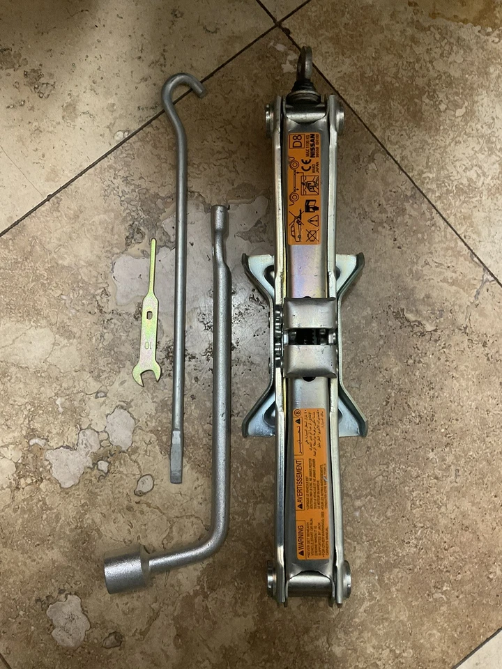 Conector y herramientas para neumáticos Infinity G37 2008-2009-2010-2011-2012-2013 OEM Foto 1 de 4