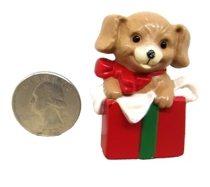 Vintage 1989 Hallmark Christmas Puppy in a Present Anstecknadel  - Bild 1 von 6