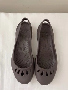 Crocs Damenschuhe flache Kadee Ballerinas bequeme elegante Freizeitschuhe Größe 9 braun - Bild 1 von 8