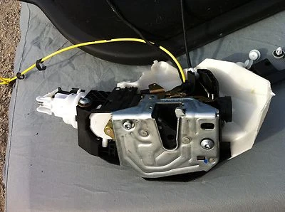 Mercedes-Benz W220 S500 S430 S280 S350 S600 S55 AMG door latch vacuum REAR right - Image 1 of 4