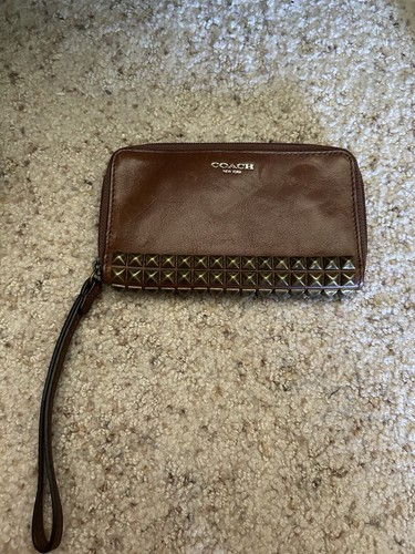 Polso COACH in pelle liscia marrone massiccio con dettaglio metallo rialzato @ base