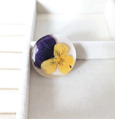 Handmade Real Pressed Flower Resin Brooch Badge Lapel Pin Unique Gift Pansy  — 第 1/3 张图片