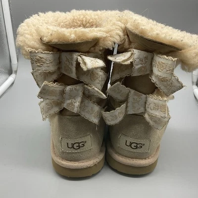 Botas de piel de oveja UGG Bailey Bow II con forro de lana talla 2 Foto 1 de 4