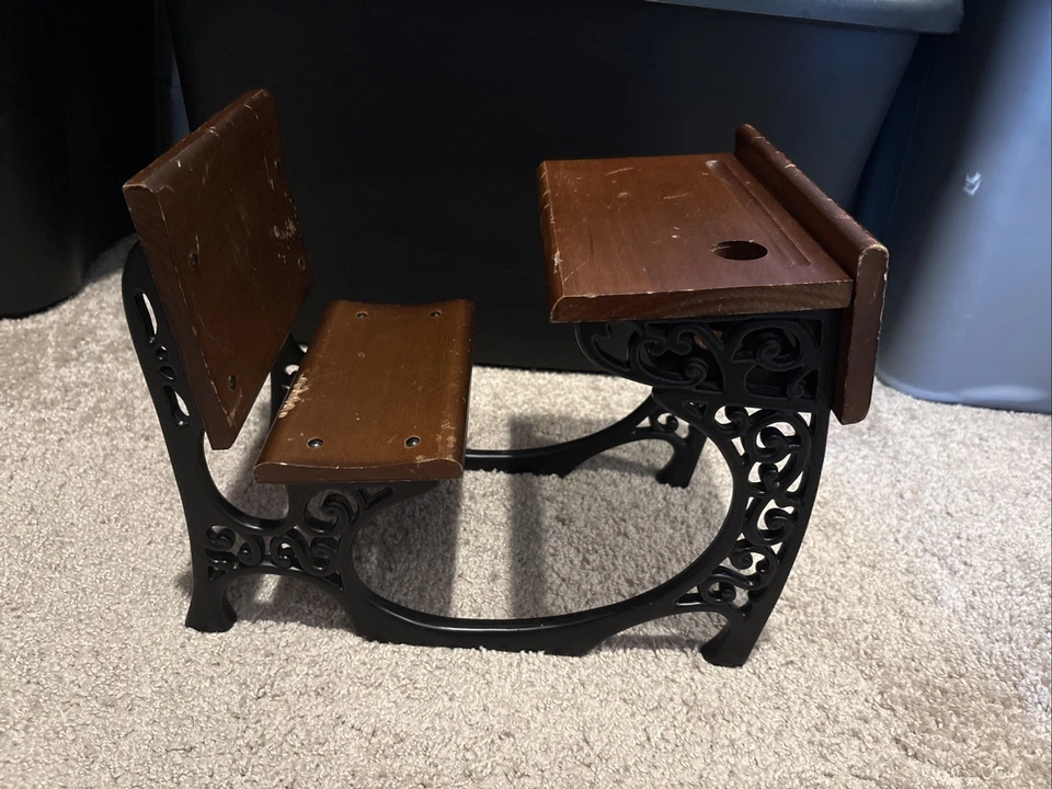 American Girl Doll Pleasant Company Samantha Escritorio Escolar Hierro Fundido Madera Retirada Foto 1 de 4