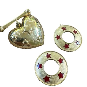 Lote de broches prendedores vintage STARs TRIFARI corazón tono golf más pendientes dorados estrellas rojas - Imagen 1 de 16