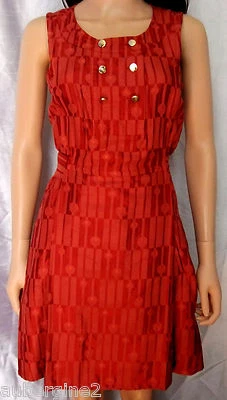 MARC by MARC JACOBS 1960 Retro *Pequeño Vestido Rojo*Brocado, Botones Dorado/Plateado, 4  Foto 1 de 4