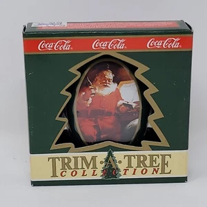 1990 COCA COLA TRIM A TREE COLLEZIONE Babbo Natale ovale latta ornamento vintage Coca Cola NUOVO - Foto 1 di 3