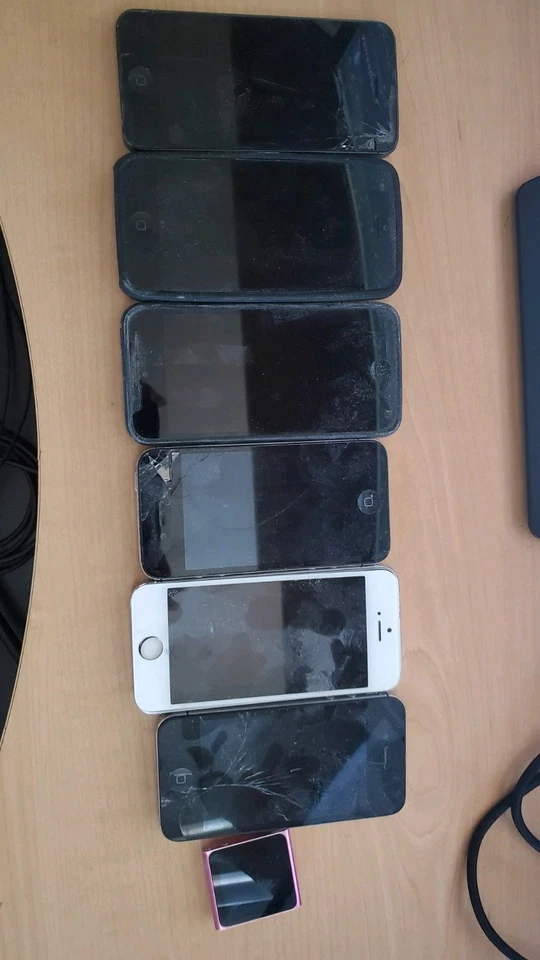 very very old iphones and ipods - Image 1 of 1