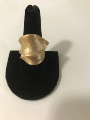 Anillo de cóctel de oro cepillado Foto 1 de 3