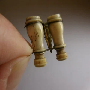 Paio Di Binocolo Miniatura Rame Ottone Osso Ciondolo Gioiello Vintage N8503 - Foto 1 di 12