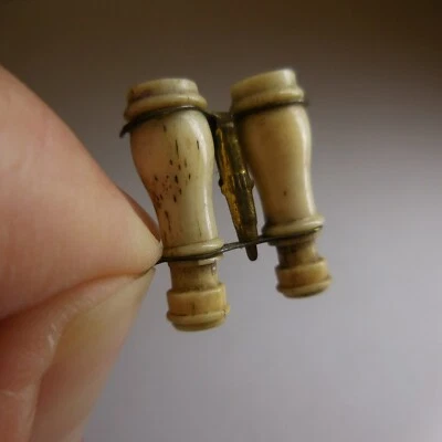 Paio Di Binocolo Miniatura Rame Ottone Osso Ciondolo Gioiello Vintage N8503 - Immagine 1 di 4