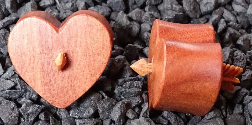 Ohr Plug Tunnel Sawo Holz Herz mit Pfeil 8mm - 16mm Piercing - Bild 1 von 1