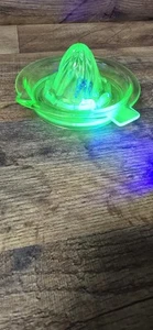 Vaseline/uranium glass small green juicer vintage - Picture 1 of 10