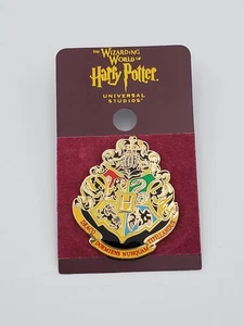 Spilla medaglione Wizarding World of Harry Potter HOGWARTS CREST Universal Studios - Foto 1 di 2