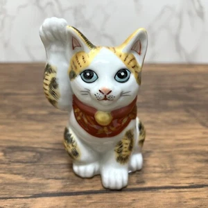 Maneki Neko Beckoning Lucky Cat Kutani Ware porcellana oro calico destro 11,5 cm - Foto 1 di 9