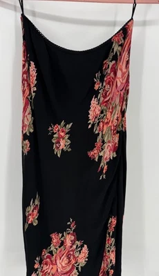 Vestido slip floral preto vintage com bainha de babado e detalhe de miçangas - Imagem 1 de 4