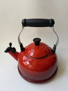 Le Creuset Whistling Tea Kettle Flame Red Ombre Lg Enamel 1.7 Quart - Picture 1 of 9