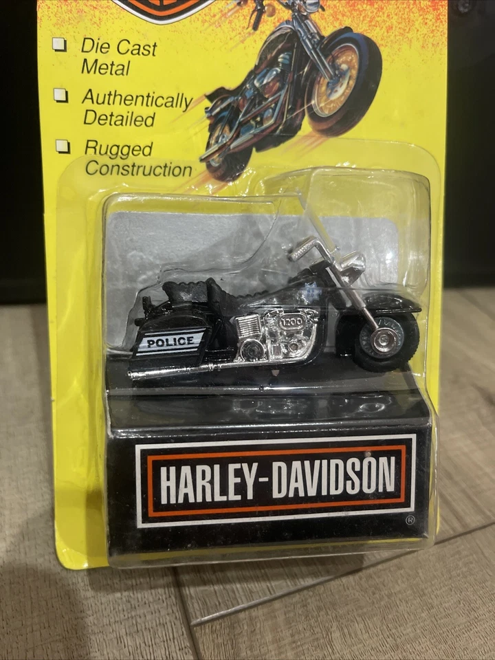 NEW 1993 Matchbox Harley Davidson 1:18 Electraglide Police Motorcycle Die Cast  - Image 1 of 3