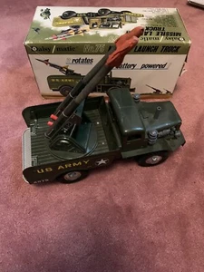 VINTAGE BATTERIEBETRIEBEN ARMEE NO.75 DAISY MATIC MISSILE LAUNCH TRUCK funktioniert nicht - Bild 1 von 12